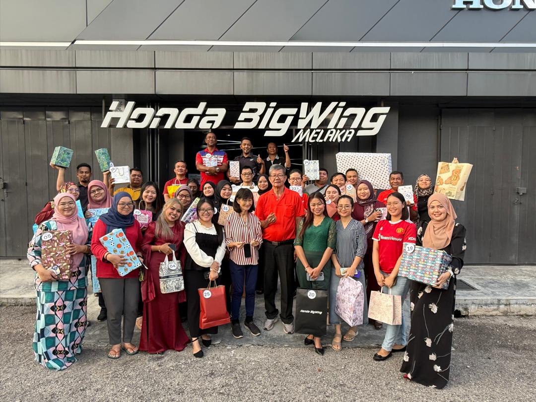 Pasukan besar M.P. Goh Motors bersama di hadapan showroom Honda BigWing Melaka semasa acara tahunan
