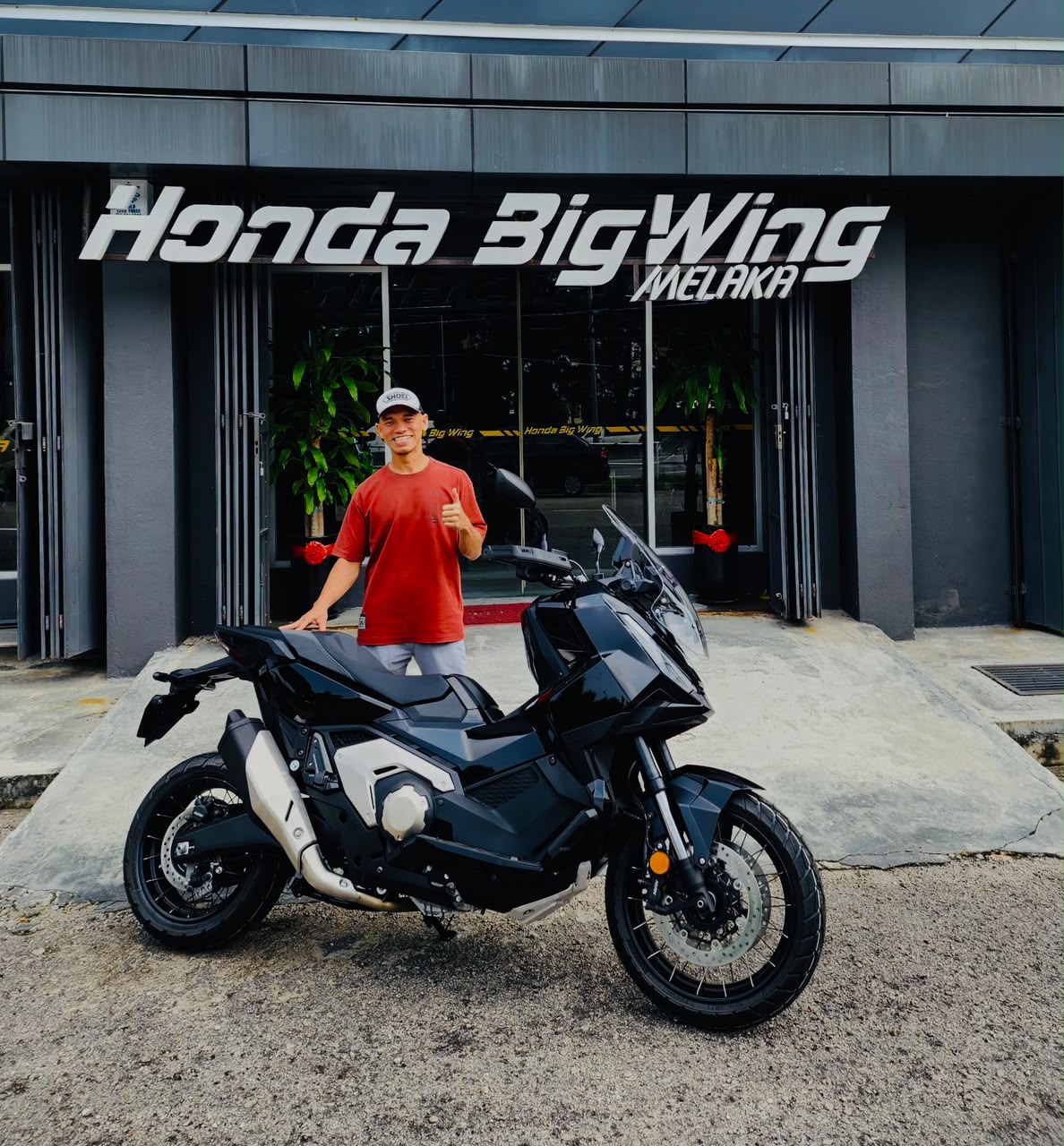 Penghantaran motosikal pelanggan di M.P. Goh Motors 3