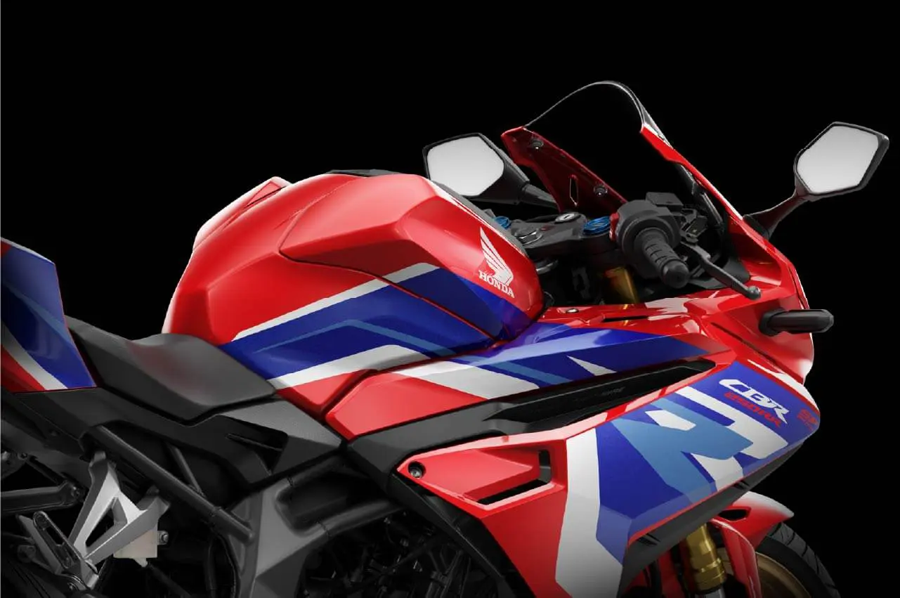 Profil sisi fairing Tricolor Honda CBR250RR dengan tangki bergaris aerodinamik